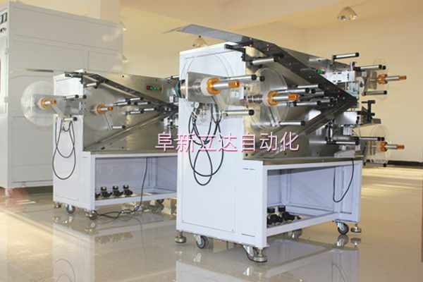 氣動(dòng)控制張力卷繞機(jī)用于啟動(dòng)電容器的生產(chǎn)中。